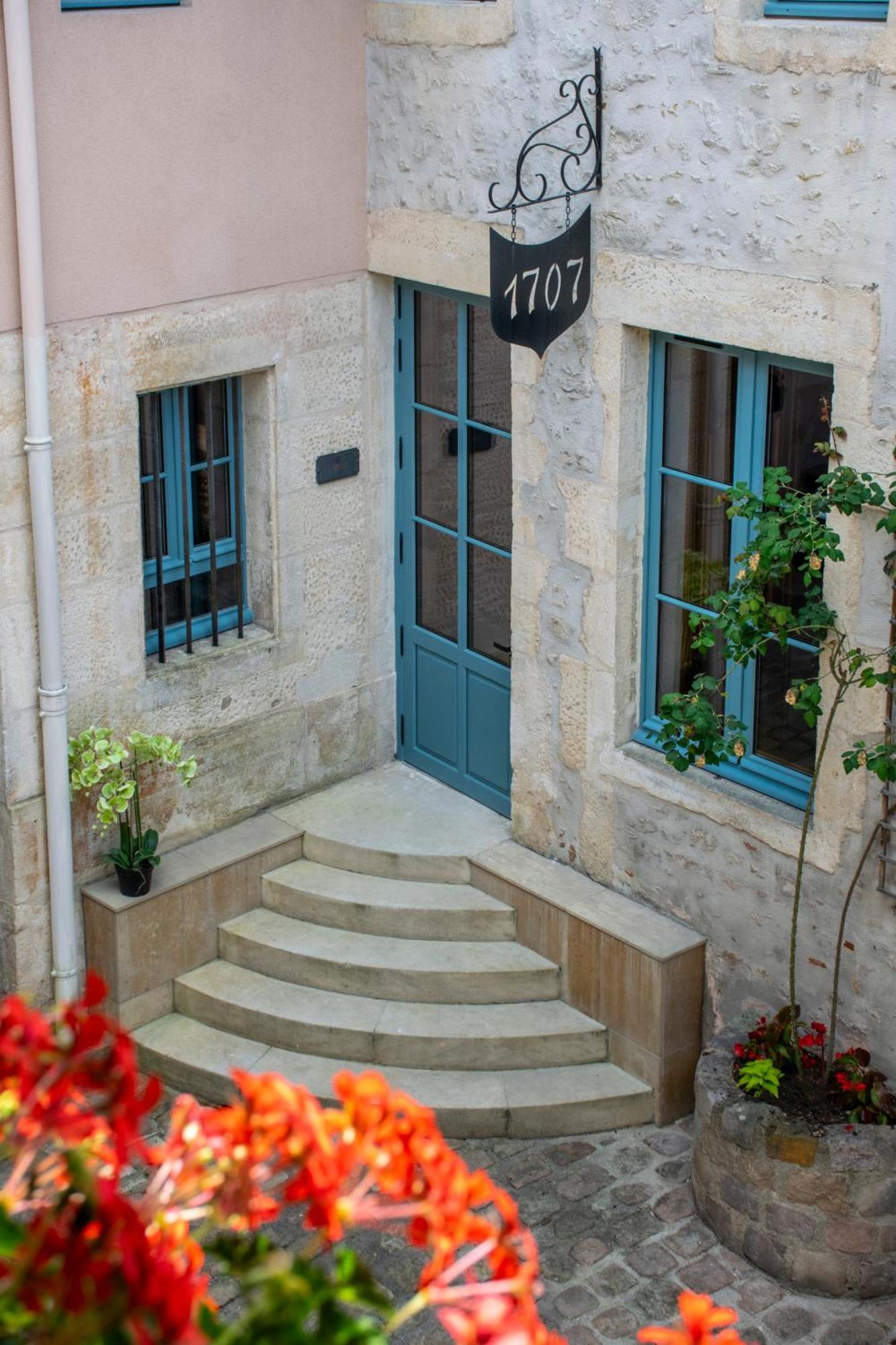 Hotel De La Poste Avallon Exterior photo