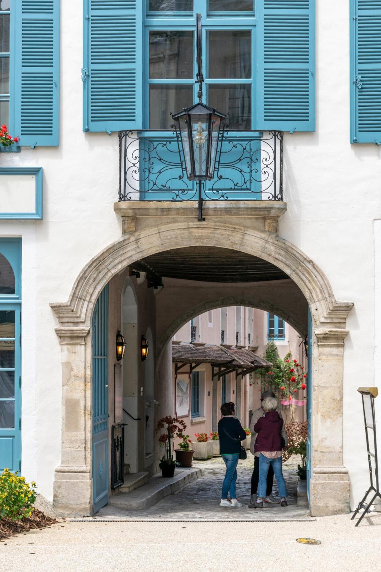 Hotel De La Poste Avallon Exterior photo