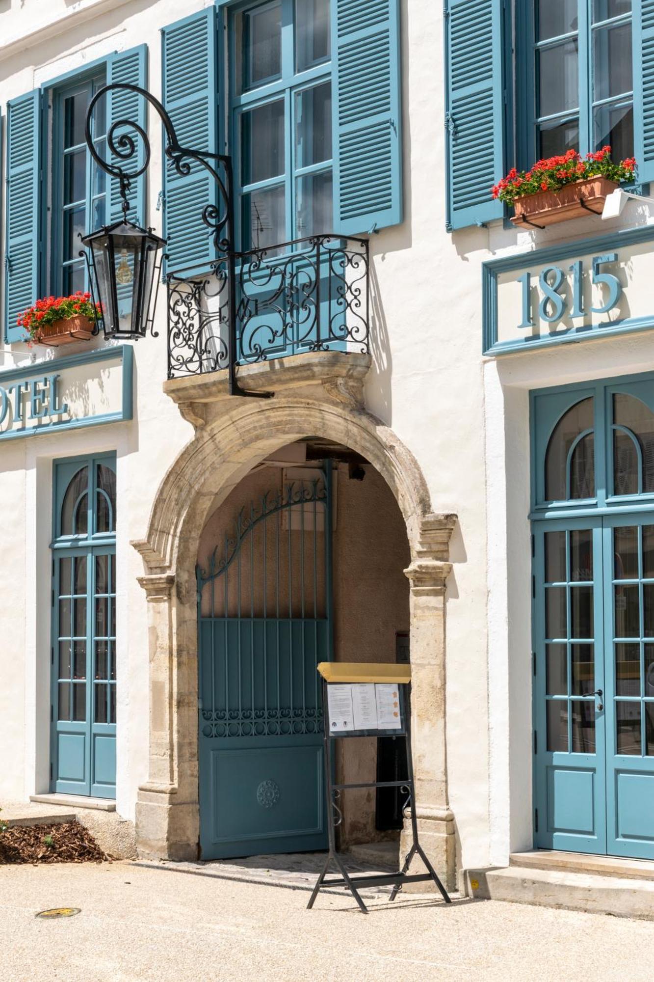 Hotel De La Poste Avallon Exterior photo